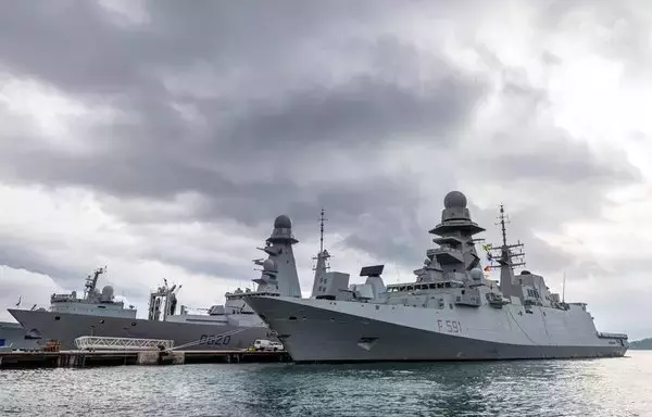 السفن البحرية المخصصة لمجموعة حاملة الطائرات شارل ديغول الهجومية تغادر الميناء يوم 15 تشرين الثاني/نوفمبر. [البحرية الفرنسية]