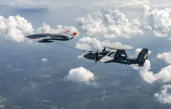 مسيرة إم كيو-25 ستينغراي تزود ناقلة بالوقود خلال اختبار تشغيل في عام 2021. [البحرية الأميركية]