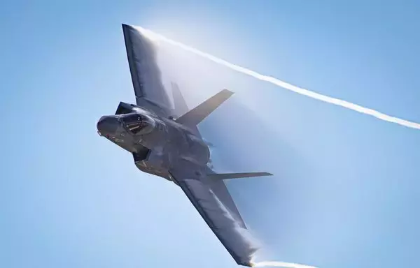 مقاتلة تابعة للبحرية الأميركية من طراز إف-35 لايتنيغ 2 تجري مناورات في معرض كاليفورنيا الدولي للطيران في ساليناس بتاريخ 29 تشرين الأول/أكتوبر 2021. [سلاح الجو الأميركي]