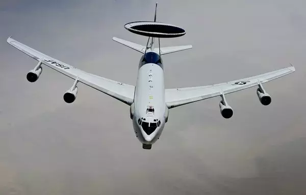 طائرة من طراز إي-3 سنتري تابعة للقوات الجوية الأميركية تجري عمليات جوية ضمن منطقة مسؤولية القيادة المركزية للقوات الجوية الأميركية يوم 15 تموز/يوليو. [القوات الجوية الأميركية]