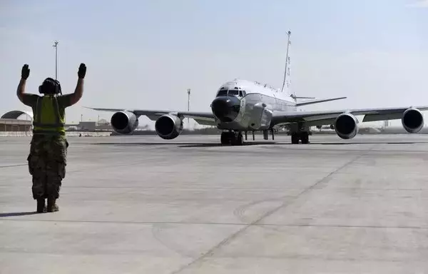 رئيس طاقم ألحق بسرب الاستطلاع الاستكشافي 763 يوجه طائرة من طراز آر-سي 135 ريفت جوينت من منطقة وقوفها استعدادا لمهمة في قاعدة العديد الجوية في قطر يوم 21 تشرين الثاني/نوفمبر 2019. [القوات الجوية الأميركية]