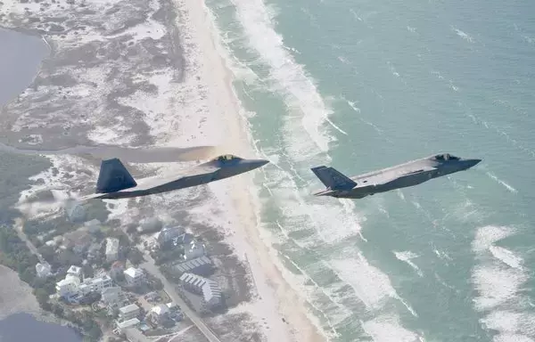 طائرات من طراز إف-22 رابتور تحلق إلى جانب مقاتلة من طراز إف-35 لايتنينغ 2 فوق منطقة إيمرالد كوست يوم 15 أيار/مايو 2020. [القوات الجوية الأميركية]