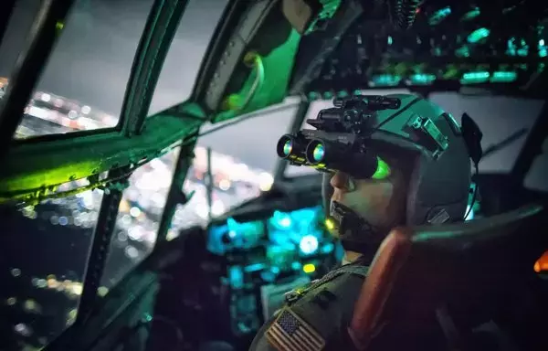 طيار أميركي يجري عملية تحقق بصرية باستخدام نظارات الرؤية الليلية خلال مهمة تدريبية. وتستخدم تكنولوجيا مماثلة في طائرات إتش سي-130 كومبات كينغ. [سلاح الجو الأميركي]