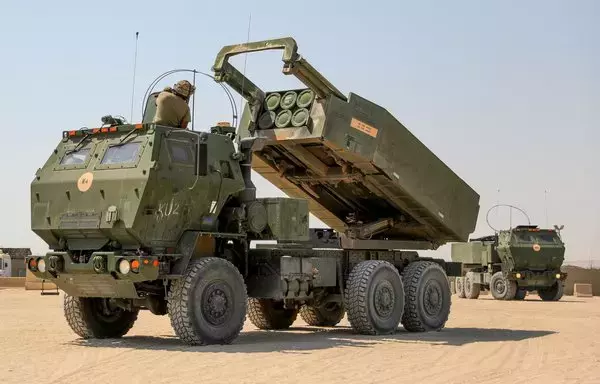 جنود أميركيون يشغلون منظومة صواريخ المدفعية عالية الحركة في الكويت في أيلول/سبتمبر الماضي. [القيادة المركزية الأميركية]