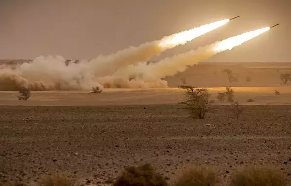 قاذفات منظومة صواريخ المدفعية عالية الحركة تطلق الصواريخ خلال مناورة عسكرية في المغرب عام 2021. [فاضل سينا/وكالة الصحافة الفرنسية]