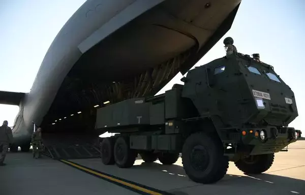 قاذفة للشاحنات من منظومة صواريخ المدفعية عالية الحركة محملة على طائرة سي-17 في آذار/مارس من العام الماضي. [الحرس الوطني الأميركي]