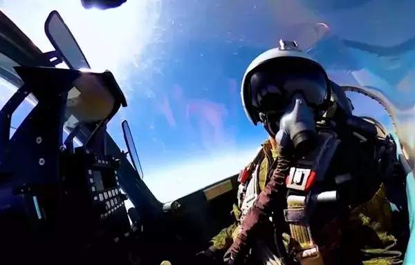 لقطة شاشة من فيديو خاص بوزارة الدفاع الروسية تظهر طيار يحلق بمقاتلة سو-35 وبعض أدوات التحكم في الطائرة.