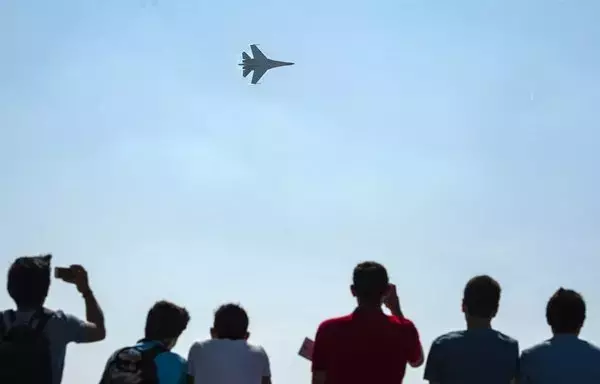 متفرجون ينظرون إلى مقاتلة روسية من طراز سو-35 أثناء تحليقها خلال استعراض جوي في إسطنبول يوم 17 أيلول/سبتمبر 2019. [ياسين اكغول/وكالة الصحافة الفرنسية]