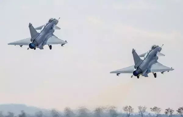 طائرتان من طراز جيه-10 تقلعان من مدرج طيران يوم 6 كانون الثاني/يناير. [وزارة الدفاع الصينية]