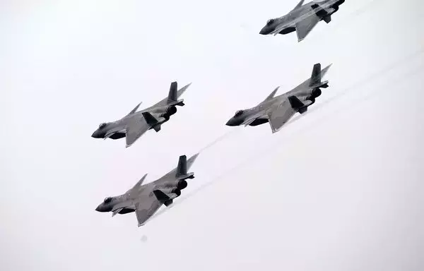 مقاتلات من طراز جيه-20 أثناء عرض جوي في 8 تشرين الثاني/نوفمبر الماضي. [وزارة الدفاع الصينية]