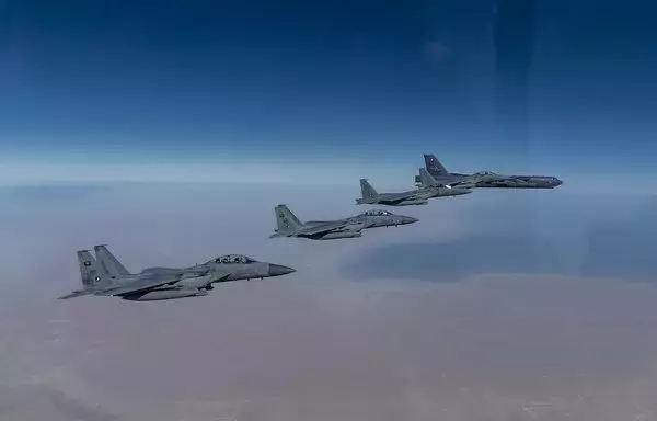مقاتلة من طراز بي-52 ستراتوفورتريس تابعة للقوات الجوية الأميركية (أقصى اليمين)، تحلق إلى جانب طائرات إف-15إس إي تابعة للقوات الجوية الملكية السعودية خلال مهمة لفرقة عمل القاذفات في 27 كانون الثاني/يناير 2021. [القوات الجوية الأميركية]