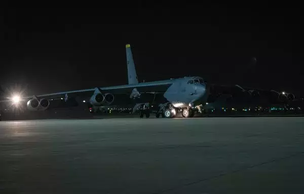 وصول مقاتلة تابعة للقوات الجوية الأميركية من طراز بي-52إتش ستراتوفورتريس في 4 أيار/مايو 2021 إلى قاعدة العديد الجوية في قطر. [القوات الجوية الأميركية]