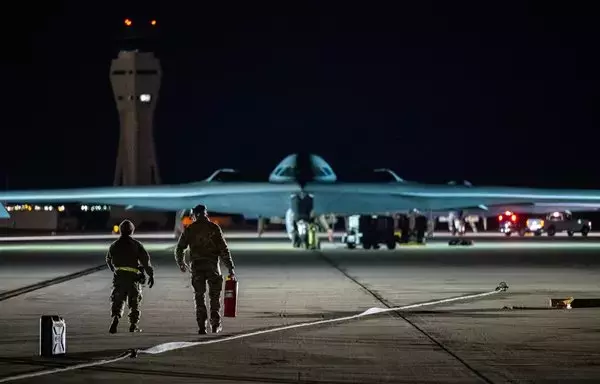 عناصر من القوات الجوية الأميركية يستعدون لإجراء عملية نقل وقود متخصصة من الطائرة سي-17 غلوب ماستر 3 إلى القاذفة بي-2 سبيريت في قاعدة إدواردز الجوية في كاليفورنيا يوم 2 كانون الأول/ديسمبر الماضي. [القوات الجوية الأميركية]