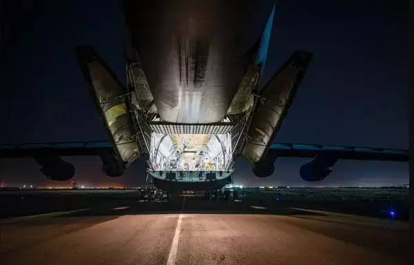 عناصر سلاح الجو الأميركي يقومون بتفريغ معدات من طائرة الشحن سي-5 سوبر غالاكسي تعود لطائرة إيه-10 ثاندر بولت 2 التي وصلت حديثا والتي أرسلت إلى قاعدة الظفرة الجوية في الإمارات بتاريخ 3 نيسان/أبريل. [سلاح الجو الأميركي]