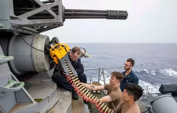 عناصر من البحرية الأميركية يحملون مدفعا من العيار الثقيل على متن مدمرة أرلي بيرك خلال مناورة بالذخيرة الحية في آذار/مارس الماضي. [البحرية الأميركية]