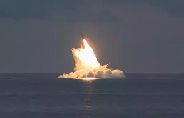 صاروخ من طراز ترايدنت 2 غير محمل بأسلحة ينطلق من غواصة الصواريخ البالستية من فئة أوهايو يو إس إس وايومينغ خلال عرض في عام 2021. [البحرية الأميركية]