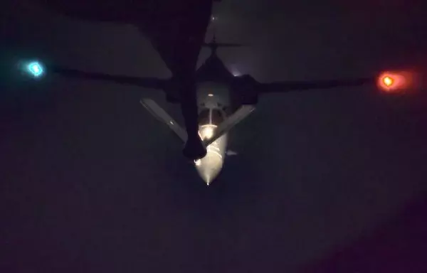 طائرة من طراز بي-1بي لانسر أثناء تزودها بالوقود في الصباح الباكر يوم 13 نيسان/أبريل فوق منطقة مسؤولية القيادة المركزية الأميركية. [القيادة المركزية الأميركية]