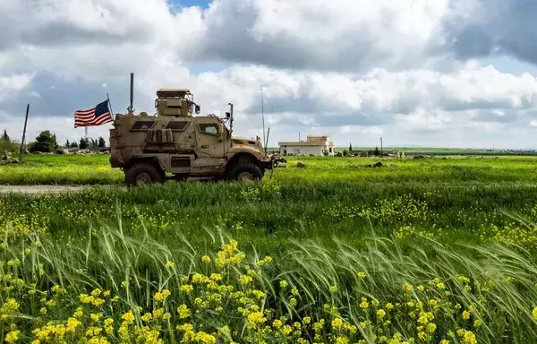 جنود أميركيون يشاركون في دورية في ريف رميلان بمحافظة الحسكة في شمال شرق سوريا بالقرب من الحدود مع تركيا يوم 13 نيسان/أبريل. [دليل سليمان/وكالة الصحافة الفرنسية]