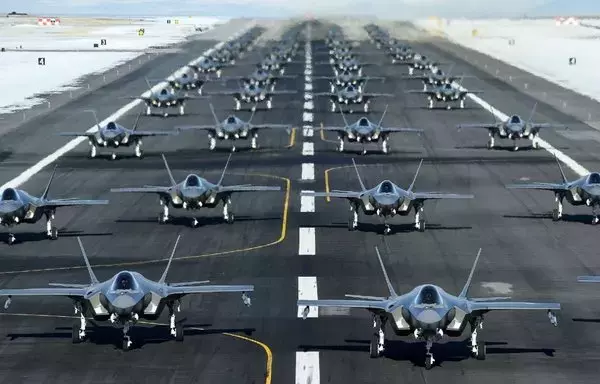 طائرة إف-35إيي التابعة للجناحين المقاتلين 388 و428 في سلاح الجو الأميركي، تتشكل في ʼمسيرة الفيلʻ خلال مناورات بقاعدة هيل الجوية بولاية يوتا يوم 6 كانون الثاني/يناير 2020. [القوات الجوية الأميركية]