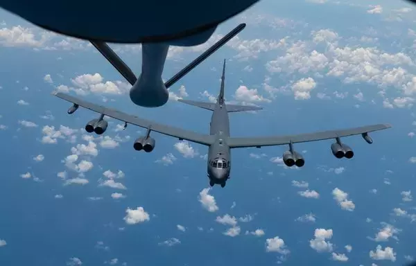 قاذفة من طراز بي-52 ستراتوفورترس تابعة لسلاح الجو الأميركي تدعم مهمة في منطقة المحيط الهندي-الهادي يوم 16 نيسان/أبريل. [سلاح الجو الأميركي]