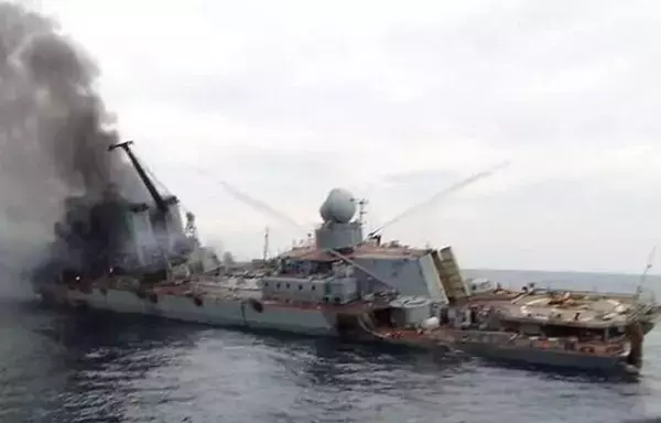 لقطة شاشة من مقطع فيديو نُشر على وسائل التواصل الاجتماعي تظهر فيها السفينة الحربية الروسية المتضررة موسكفا وهي على وشك الغرق بالبحر الأسود في نيسان/أبريل 2022. [الأرشيف]