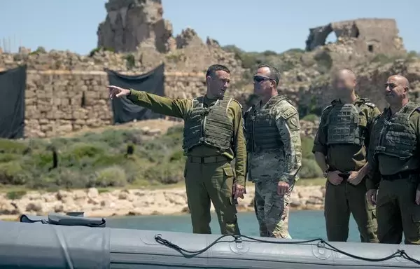 قائد القيادة المركزية الأمريكية الجنرال مايكل "إريك" كوريلا مع هرتسي هاليفي، رئيس أركان الجيش الإسرائيلي، وعناصر من المغاوير الإسرائيليين خلال زيارة لإسرائيل يومي 25 و 26 نيسان/أبريل. [القيادة المركزية الأمريكية]