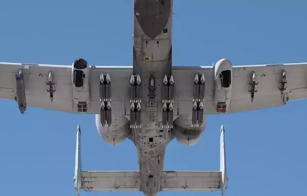 طائرة أيه-10 ثندربولت 2 المجهزة بـ 16 قنبلة صغيرة القطر تقلع لمهمة اختبارية من قاعدة نيليس التابعة لسلاح الجو الأميركي في نيفادا بتاريخ 19 نيسان/أبريل. [سلاح الجو الأميركي]
