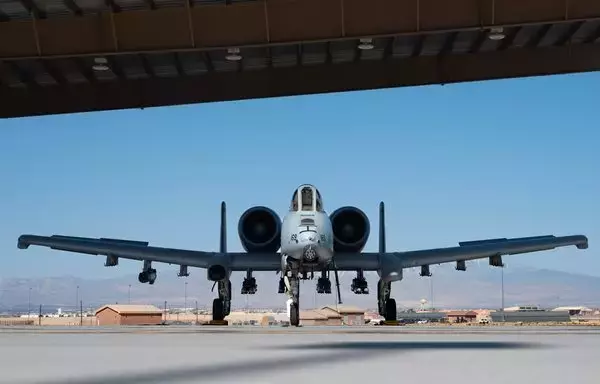 طائرة أيه-10 ثندربولت 2 بانتظار الإقلاع لمهمة اختبارية من قاعدة نيليس التابعة لسلاح الجو الأميركي في نيفادا بتاريخ 20 نيسان/أبريل. [سلاح الجو الأميركي]
