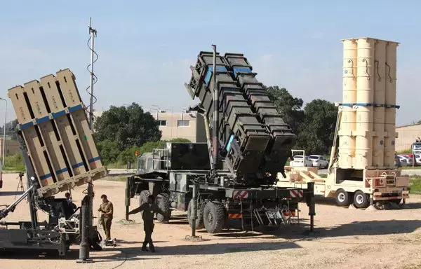 جنود أميركيون يسيرون بالقرب من منظومة القبة الحديدية الإسرائيلية (يسار)، وهي منظومة صواريخ أرض-جو، ومنظومة إم آي إم-104 باتريوت (وسط) ومنظومة آرو المضادة للصواريخ البالستية (يمين)، خلال إفادة صحفية مشتركة بشأن مناورة في قاعدة هاتزور التابعة لسلاح الجو الإسرائيلي في وسط إسرائيل، يوم 25 شباط/فبراير 2016. [جيل كوهين-ماجين/وكالة الصحافة الفرنسية]