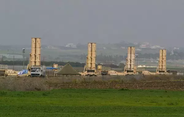 أربع صواريخ اعتراضية من طراز آرو مضادة للصواريخ نشرت في عين شيمير بوسط إسرائيل يوم 12 شباط/فبراير 2003، وهي مستعدة لاعتراض الصواريخ البالستية. [مناحم كاهانا/وكالة الصحافة الفرنسية]