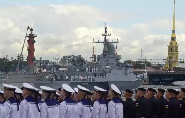 بحارة من البحرية الروسية يشاركون في استعراض في سانت بطرسبرغ يوم 31 يوليو/تموز. [أولغا مالتسيفا/وكالة الصحافة الفرنسية]