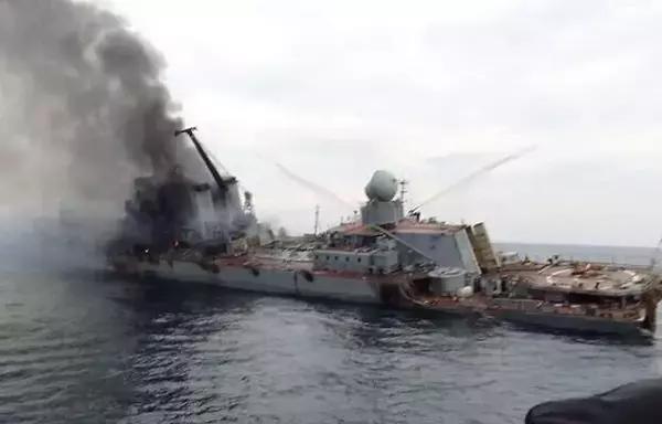 لقطة من فيديو نشر على مواقع التواصل الاجتماعي تظهر سفينة موسكفا المتضررة وهي على وشك الغرق في البحر الأسود في نيسان/أبريل.