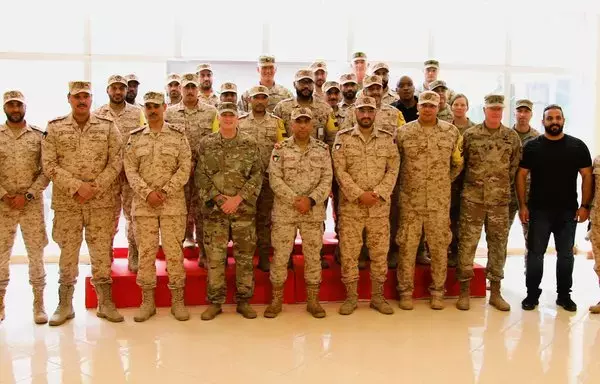 عسكريون أميركيون وكويتيون خلال جولة في مقر القوات البرية الكويتية عام 2022. [القيادة المركزية الأميركية]