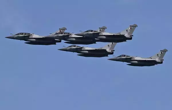 مقاتلة فرنسية الصنع من طراز رافال تابعة للقوات الجوية الأميرية القطرية في استعراض عسكري بمناسبة اليوم الوطني لقطر في العاصمة الدوحة في 18 كانون الأول/ديسمبر 2021. [وكالة الصحافة الفرنسية]