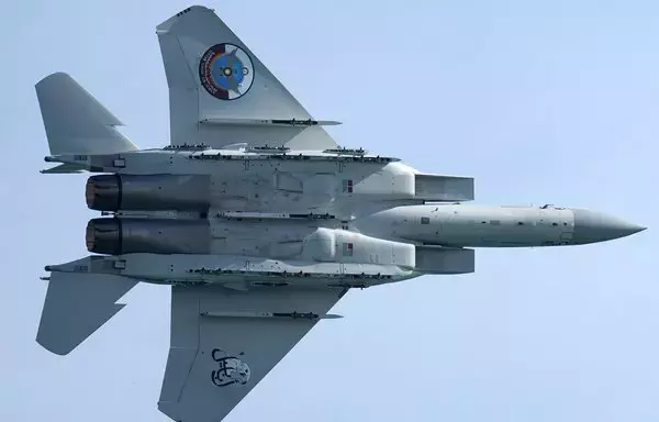 مقاتلة تكتيكية تابعة للقوات الجوية الأميرية القطرية من طراز إف-15 إيغل تنفذ مناورات في أجواء العاصمة القطرية الدوحة مع احتفال الدولة الخليجية بيومها الوطني في 18 كانون الأول/ديسمبر 2021. [وكالة الصحافة الفرنسية]