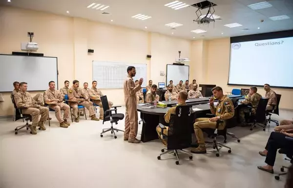 تتعاون القوات الفرنسية والإماراتية والأميركية في قاعدة الظفرة الجوية في الإمارات على تخطيط المهام من أجل مناورة كبيرة في 27 آب/أغسطس 2019، وذلك لبناء شراكات وقدرات تكتيكية وقابلية للتشغيل البيني مع الحلفاء. [القوات الجوية الأميركية]