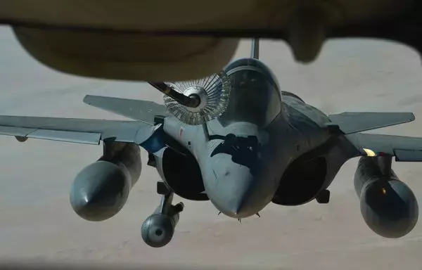 طائرة داسو رافال تابعة لسلاح الجو الفرنسي تتلقى الوقود من كيه سي-10 إكستندر المخصصة لسرب الاستطلاع 908 لإعادة التزويد بالوقود جوا، في قاعدة الظفرة الجوية في الإمارات بتاريخ 28 آب/أغسطس 2019. [القوات الجوية الأميركية]