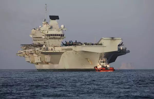 حاملة الطائرات البريطانية كوين إليزابيث والسفن المرافقة لها تصل إلى ميناء الدقم بعُمان يوم 3 تشرين الثاني/نوفمبر 2021. [وزارة الدفاع البريطانية]