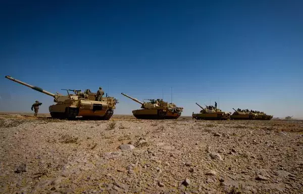 القوات الأميركية والمصرية خلال المناورات المشتركة باسم النجم الساطع، بالقرب من قاعدة محمد نجيب العسكرية في مصر. [القيادة المركزية]