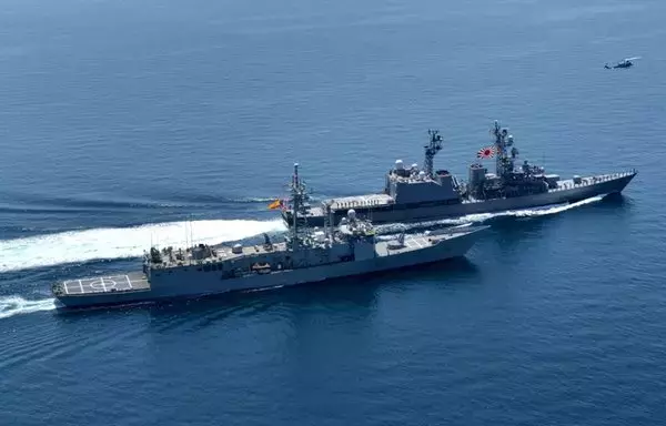 السفينة اليابانية يوغيري التي تدعم فرقة مهام مكافحة القرصنة 151 والفرقاطة الإسبانية فيكتوريا الرائدة في فرقة مهام القوات البحرية للاتحاد الأوروبي 465، تنفذان أنشطة مشتركة في خليج عدن عام 2021. [القوات البحرية المشتركة]