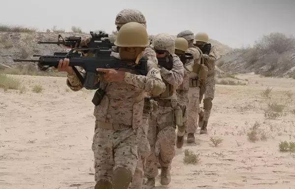 عناصر من القوات الأميركية والسعودية يتدربون معا على حرب المدن أثناء مناورات عزم النسر 23 التي جرت في السعودية يوم 2 حزيران/يونيو. [وزارة الدفاع السعودية]