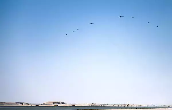 طائرات من طراز بي1-بي لانسر تحلق برفقة مقاتلات تابعة للتحالف فوق قاعدة العديد الجوية بقطر خلال مهمة لفريق مهام القاذفات يوم 8 حزيران/يونيو. [القيادة المركزية الأميركية]