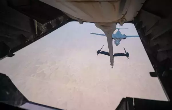 طائرة من طراز بي-1بي لانسر تقترب من طائرة تزود بالوقود في الجو خلال مهمة لفريق مهام القاذفات فوق المملكة العربية السعودية يوم 8 حزيران/يونيو. [القيادة المركزية الأميركية]