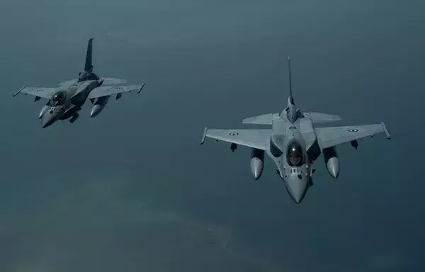 مقاتلتان lk طراز إف-16 فالكون تابعتان لسلاح الجوي الإماراتي تحلقان في تشكيل في عام 2019. [القيادة المركزية الأميركية]