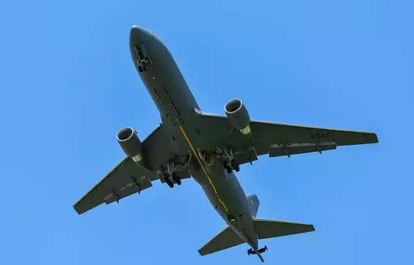 طائرة بوينغ كيه سي-46 إيه بيغاسوس تستعد للهبوط في 28 تموز/يوليو 2019 في قاعدة ماك كونيل الجوية في كنساس. ويزود محركان توربينيان عاليا الالتفافية الطائرة بالقدرة. [سلاح الجو الأميركي]