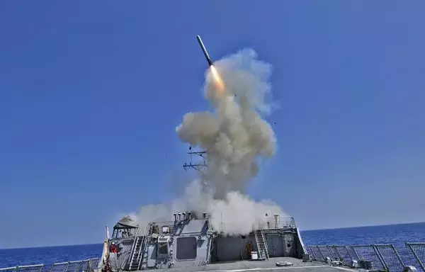 مدمرة من فئة آرلي بورك تطلق صاروخ توماهوك الموجه. [البحرية الأميركية]