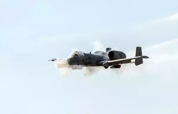 مقاتلة إيه-10 ثندربولت 2 تنفذ عملية قصف في ميدان قصف سايلور كريك جنوبي ماونتن هوم في أيداهو يوم 8 أيلول/سبتمبر. [الحرس الوطني الجوي الأميركي]