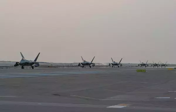 مقاتلات إف-22 رابتور تابعة لسلاح الجو الأميركي تصل إلى قاعدة الظفرة الجوية في الإمارات يوم 12 شباط/فبراير 2022. [سلاح الجو الأميركي]