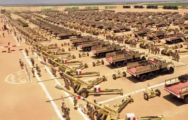 وحدة مدفعية تابعة للجيش المصري خلال تفتيش روتيني. [القوات المسلحة المصرية]