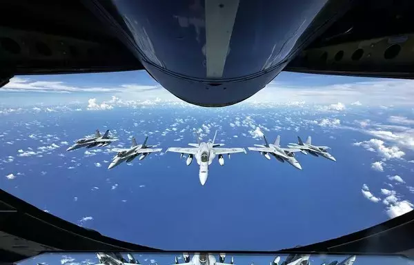 مقاتلة البحرية الأميركية هورنيت "اف/إيه-18" تحلق في تشكيلات جوية خلال رحلة عبر المحيط الهادئ في 8 تموز/يوليو. [مشاة البحرية الأميركية]